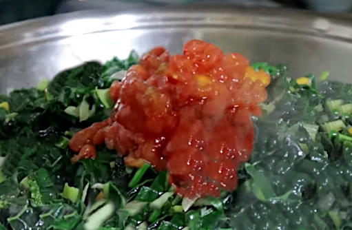 Aggiungere il pomodoro e le altre verdure