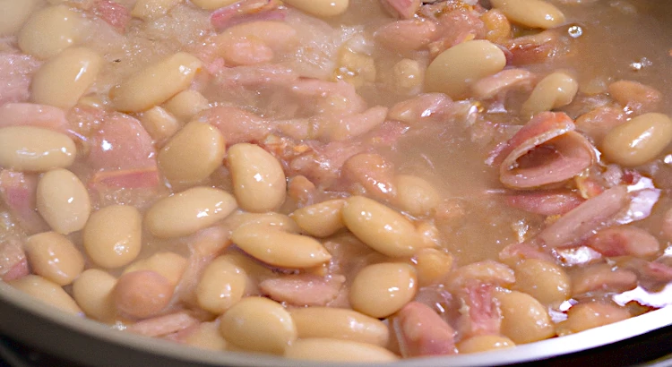 Bollire fagioli e cotenne di prosciutto