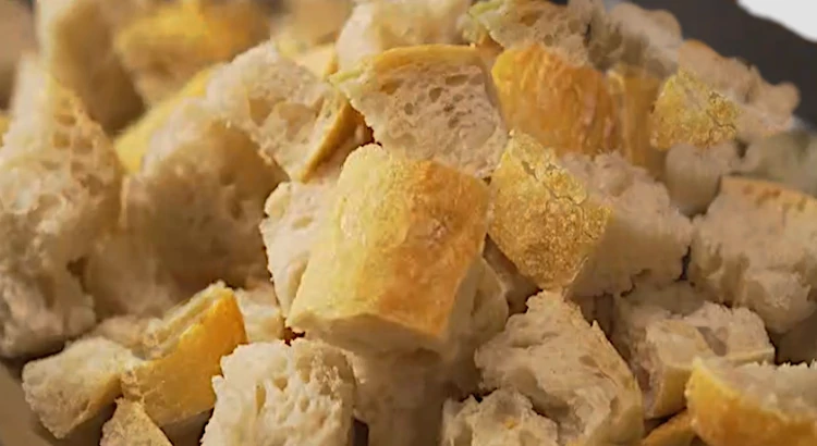 Immergere pane toscano raffermo in acqua e aceto