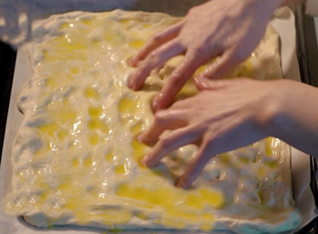 Stendere impasto nella teglia Stendere impasto nella teglia