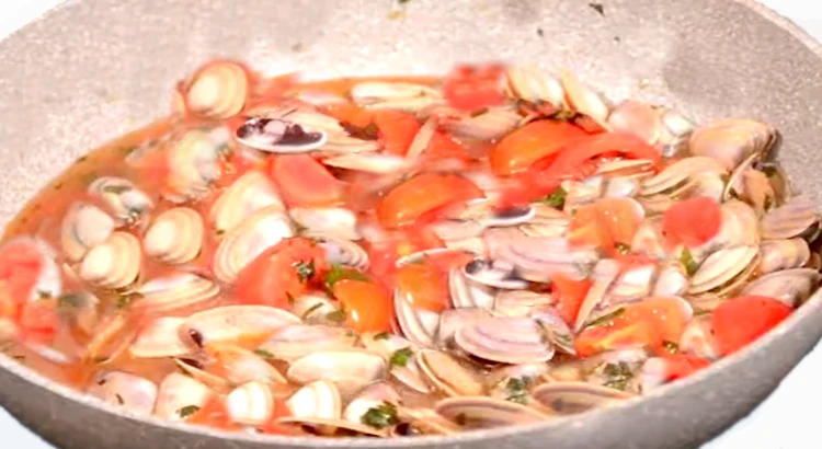 Aggiungere il pomodoro alle arselle