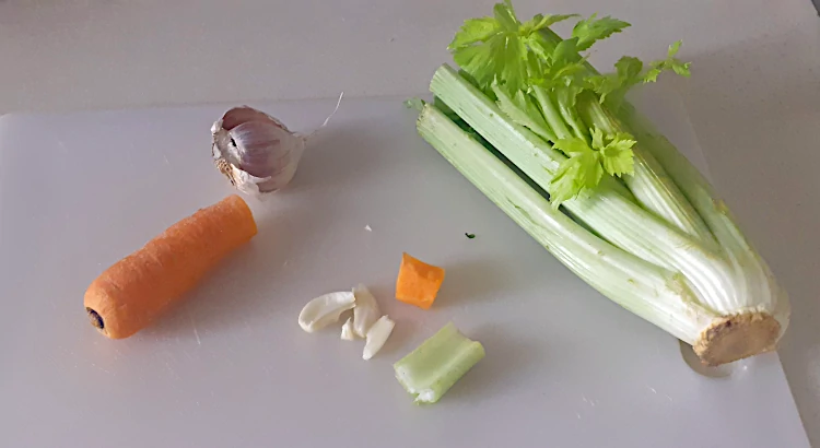 Preparazione del trito per la zuppa di cipolle