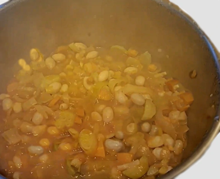 Preparazione soffritto minestra di fagioli Preparazione soffritto minestra di fagioli