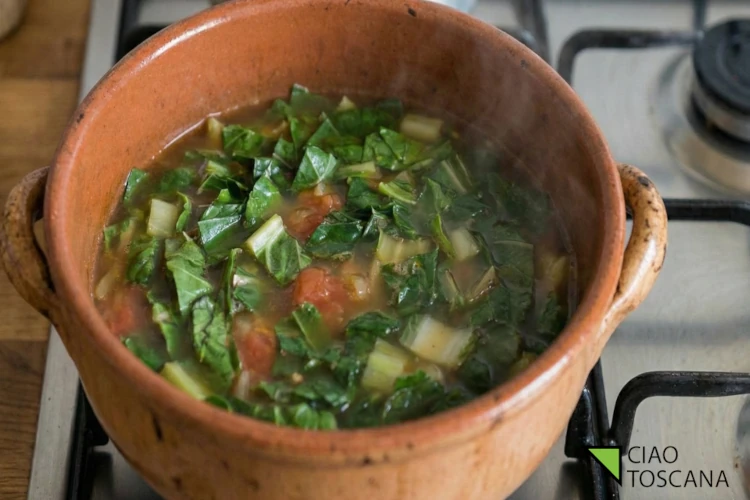 Bietole e verdure che sobbollono nel brodo caldo all'interno del tegame di coccio Bietole e verdure che sobbollono nel brodo caldo all'interno del tegame di coccio