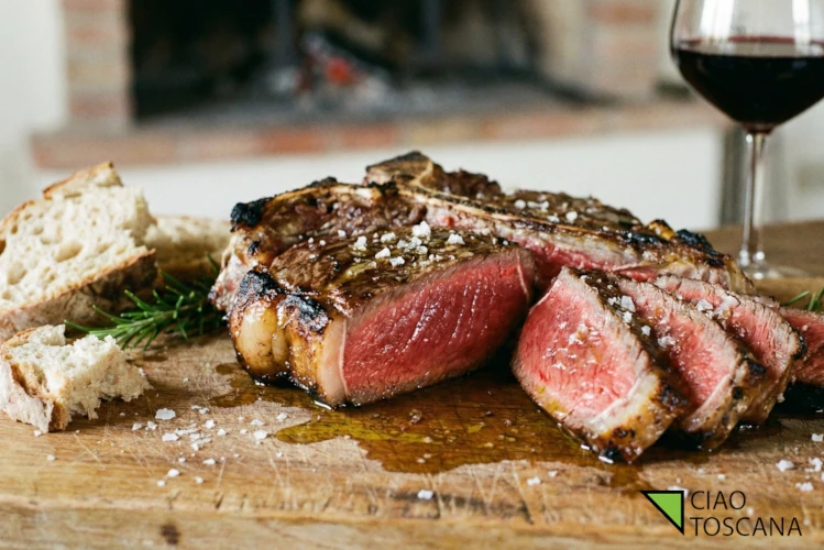 Sua Maestà la Fiorentina: cottura rigorosamente al sangue, cuore rosso e un filo d'olio toscano a crudo