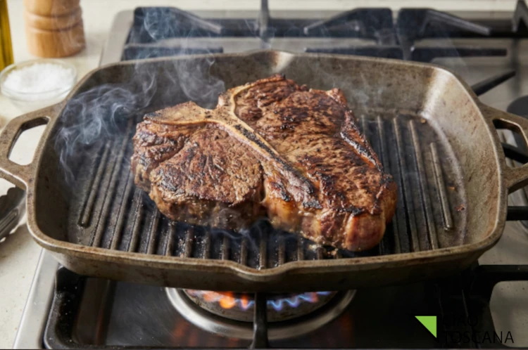 Cottura bistecca fiorentina in casa su piastra in ghisa rovente