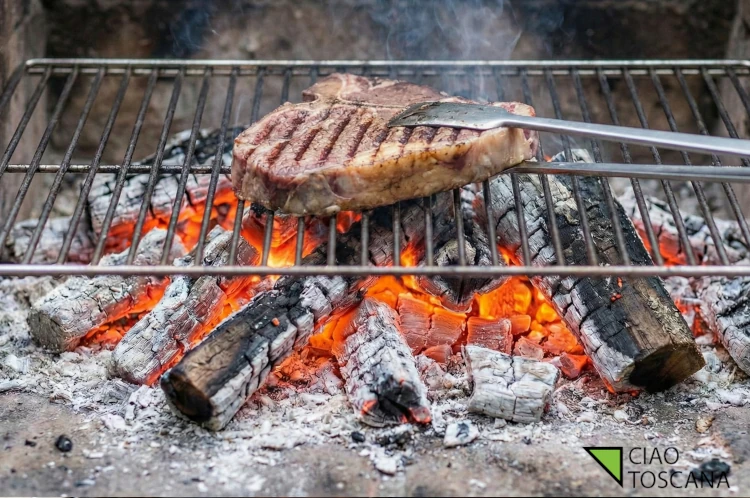 La Fiorentina sulla griglia rovente inizia la cottura (3-5 minuti) e si forma la preziosa crosticina esterna che sigilla i succhi