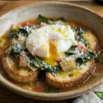 Piatto finito di Acquacotta Maremmana servita su fette di pane toscano raffermo con pecorino e olio extravergine