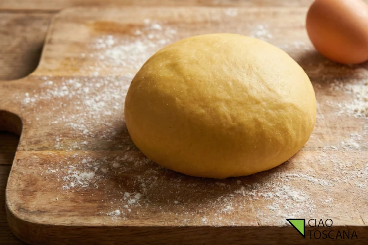 Un panetto liscio e sodo dopo 10 minuti di lavorazione manuale. Il riposo è fondamentale per rilassare il glutine della sfoglia all'uovo Un panetto liscio e sodo dopo 10 minuti di lavorazione manuale. Il riposo è fondamentale per rilassare il glutine della sfoglia all'uovo