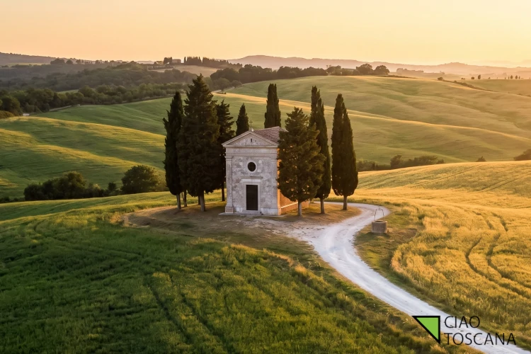 Cappella della Madonna di Vitaleta tra le colline della Val d'Orcia
