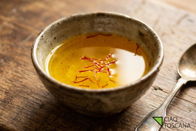 Infusione di zafferano in pistilli in acqua tiepida, l'ingrediente prezioso per la vera trippa alla volterrana