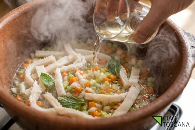 Rosolatura della trippa di bovino sfumata al vino bianco e profumata con foglie di nepitella fresca