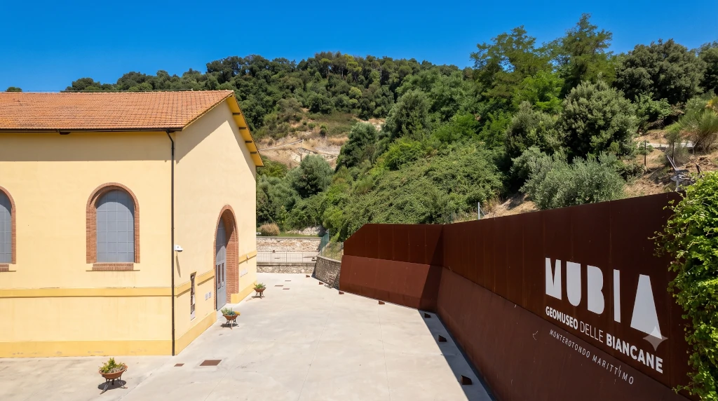 Edificio del MUBIA, il geomuseo delle Biancane ricavato dall'ex centrale dei Lagoni Boraciferi