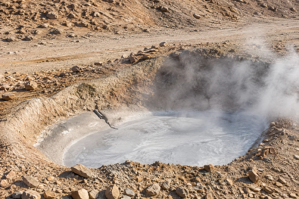 Lagone naturale ribollente nel Parco delle Biancane, area geotermica di Monterotondo Marittimo