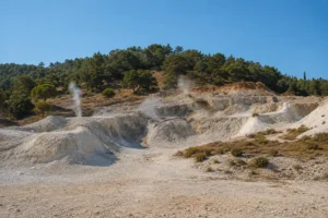 Parco delle Biancane a Monterotondo Marittimo: rocce bianche e fumarole nel paesaggio geotermico toscano