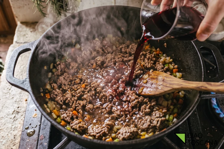 Il momento chiave la sfumatura con il Chianti Classico. Il vino viene versato a fiamma vivace per sgrassare e raccogliere tutti i sapori dal fondo del tegame Il momento chiave la sfumatura con il Chianti Classico. Il vino viene versato a fiamma vivace per sgrassare e raccogliere tutti i sapori dal fondo del tegame