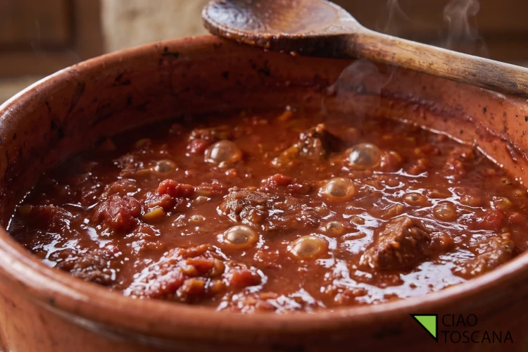 Lenta cottura a fuoco dolce del ragù di lepre toscano con i pomodori pelati. Lenta cottura a fuoco dolce del ragù di lepre toscano con i pomodori pelati.