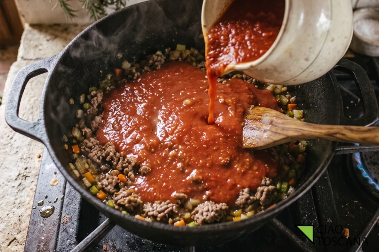 Rosmarino, salvia, alloro e un cucchiaio di concentrato di pomodoro si uniscono alla carne sfumata col vino prima della lunga stufatura Rosmarino, salvia, alloro e un cucchiaio di concentrato di pomodoro si uniscono alla carne sfumata col vino prima della lunga stufatura